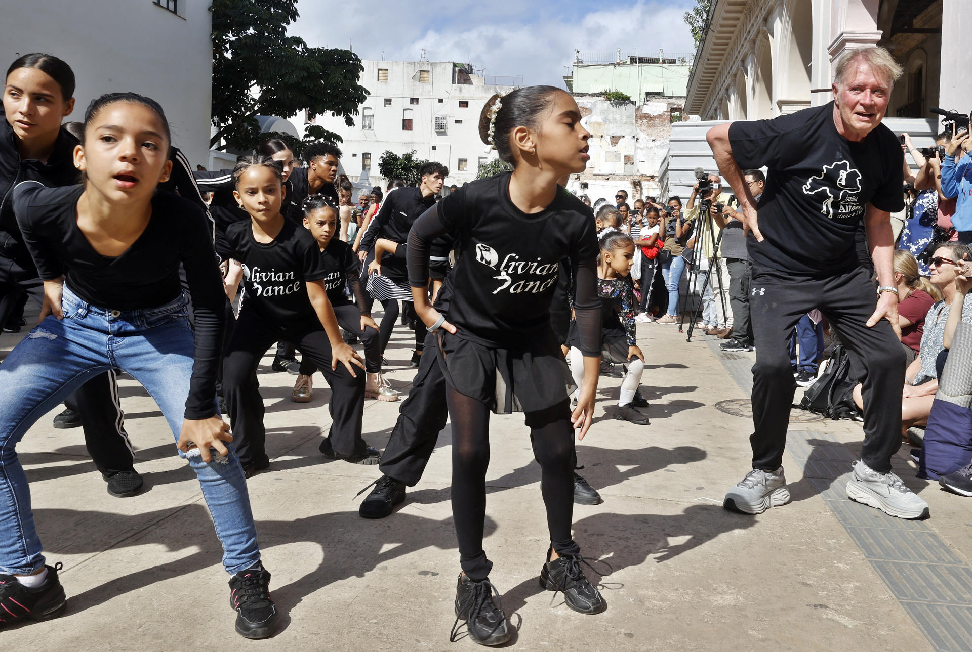 El director y coreógrafo estadounidense Vincent Paterson (d) dirige a bailarinas de la compañía Lizt Alfonso Dance Cuba (LADC) este martes, en La Habana (Cuba). EFE/ Ernesto Mastrascusa