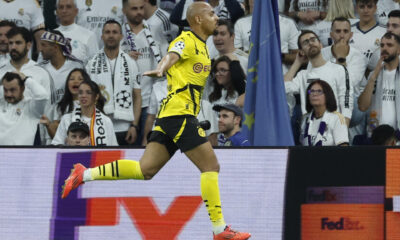 El delantero neerlandés del Borussia Donyell Malen celebra tras marcar el 0-1 en el estadio Santiago Bernabéu, en Madrid en foto de archivo de Juanjo Martín. EFE