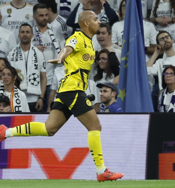 El delantero neerlandés del Borussia Donyell Malen celebra tras marcar el 0-1 en el estadio Santiago Bernabéu, en Madrid en foto de archivo de Juanjo Martín. EFE