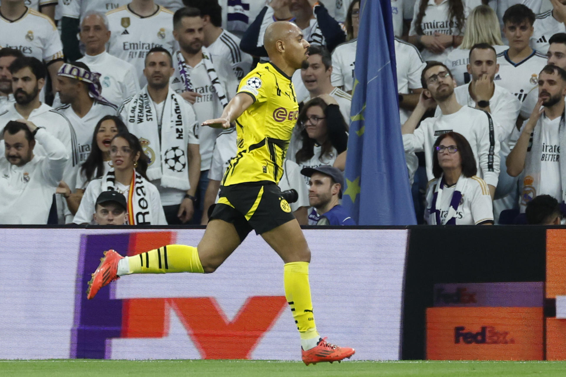 El delantero neerlandés del Borussia Donyell Malen celebra tras marcar el 0-1 en el estadio Santiago Bernabéu, en Madrid en foto de archivo de Juanjo Martín. EFE