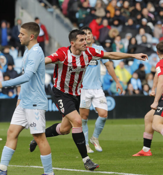 El defensa del Athletic Club de Bilbao Dani Vivian celebra un gol durante su partido de LaLiga EA Sports disputado este domingo en el estadio Balaidos de Vigo. EFE/ Salvador Sas