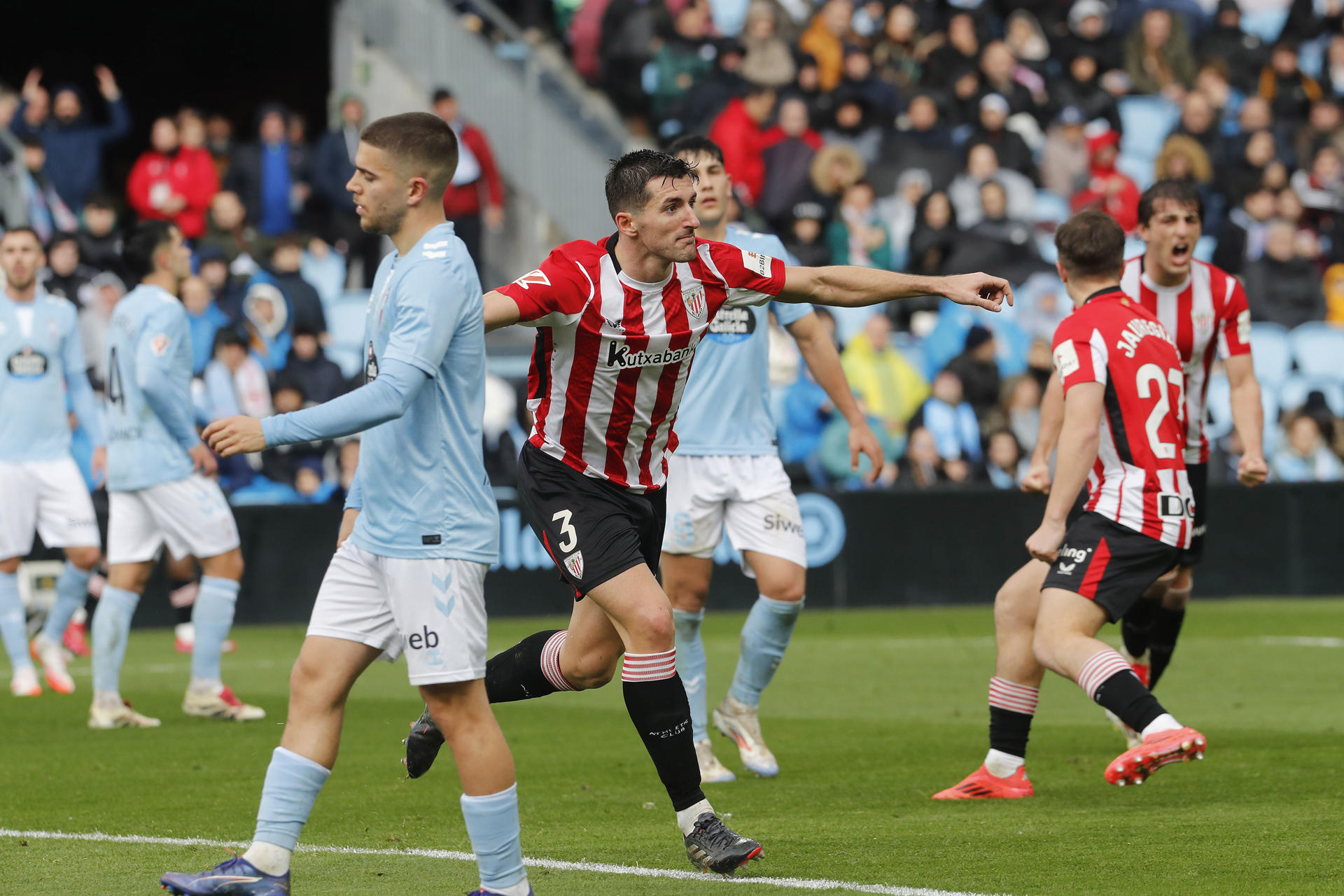 El defensa del Athletic Club de Bilbao Dani Vivian celebra un gol durante su partido de LaLiga EA Sports disputado este domingo en el estadio Balaidos de Vigo. EFE/ Salvador Sas