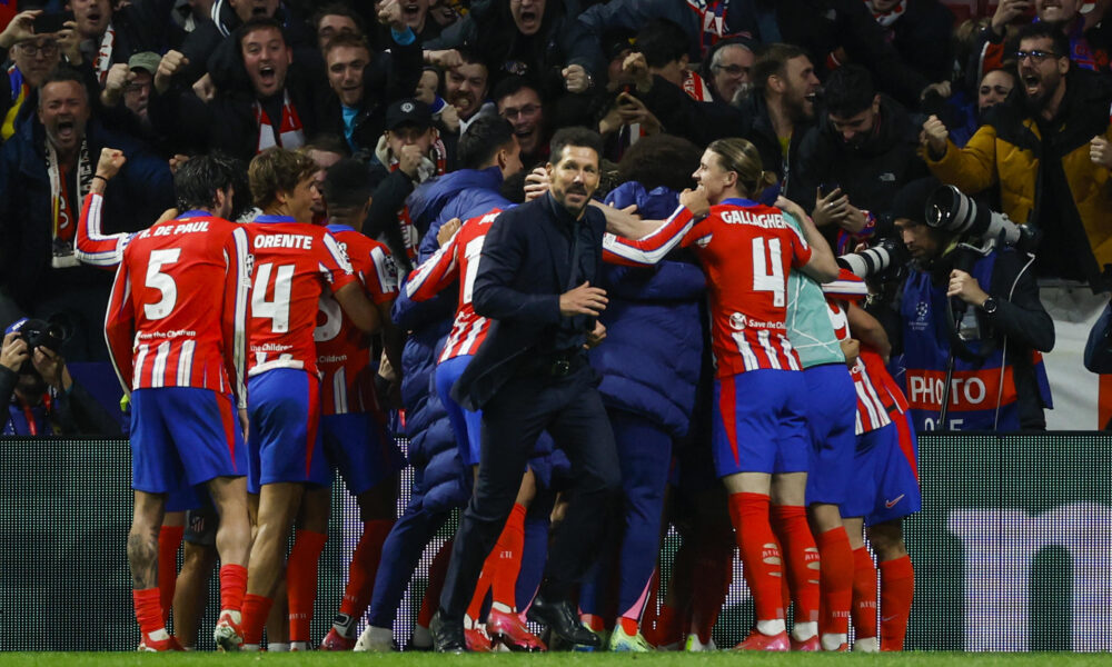 Los jugadores del Atlético de Madrid y Simeone celebran el 2-1 al Leverkusen. EFE/ Juanjo Martín