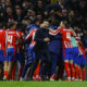 Los jugadores del Atlético de Madrid y Simeone celebran el 2-1 al Leverkusen. EFE/ Juanjo Martín