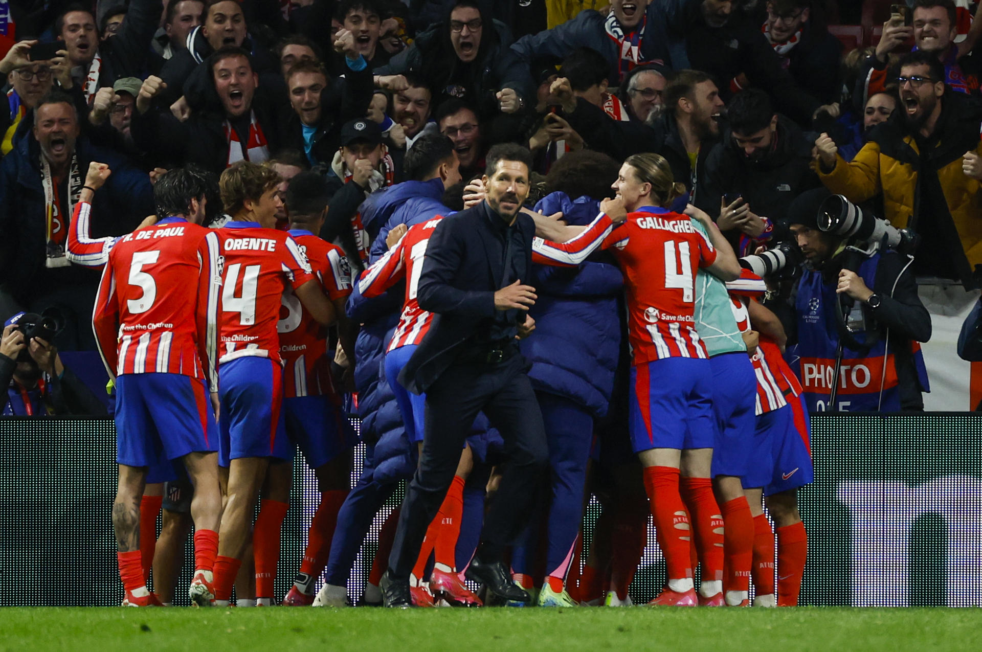 Los jugadores del Atlético de Madrid y Simeone celebran el 2-1 al Leverkusen. EFE/ Juanjo Martín