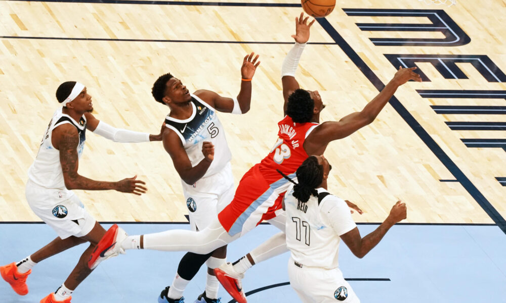 Jaren Jackson Jr (2-d) de Memphis Grizzlies disputa un balón con Anthony Edwards (2-i) de Minnesota Timberwolves. EFE/Karen Pulfer Focht