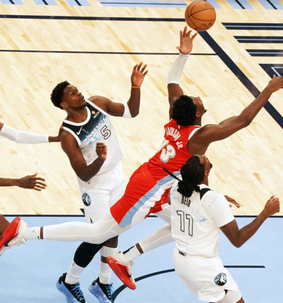 Jaren Jackson Jr (2-d) de Memphis Grizzlies disputa un balón con Anthony Edwards (2-i) de Minnesota Timberwolves. EFE/Karen Pulfer Focht