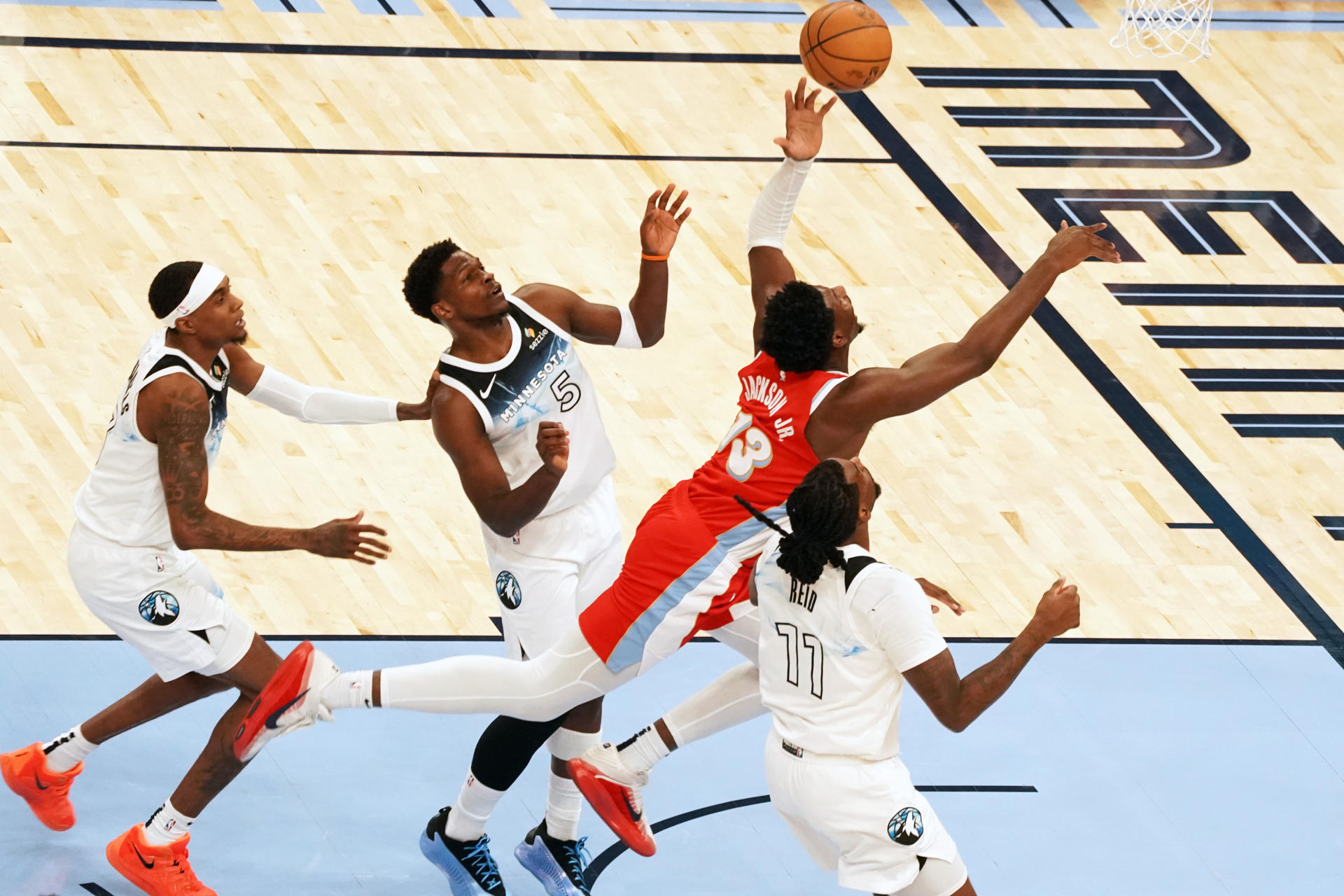 Jaren Jackson Jr (2-d) de Memphis Grizzlies disputa un balón con Anthony Edwards (2-i) de Minnesota Timberwolves. EFE/Karen Pulfer Focht