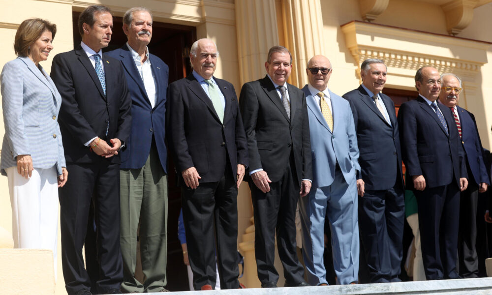 Desde la izquierda los expresidentes latinoamericanos, Laura Chinchilla (Costa Rica); Jorge Quiroga (Bolivia); Vicente Fox (México); Andrés Pastrana (Colombia); Hipólito Mejía (República Dominicana); Jamil Mahuad (Ecuador); Felipe Calderón (México) y el secretario general del Grupo Idea, el venezolano Asdrubal Aguiar (d), acompañan al líder opositor venezolano Edmundo González Urrutia (c) este jueves, en Santo Domingo (República Dominicana). EFE/ Orlando Barría