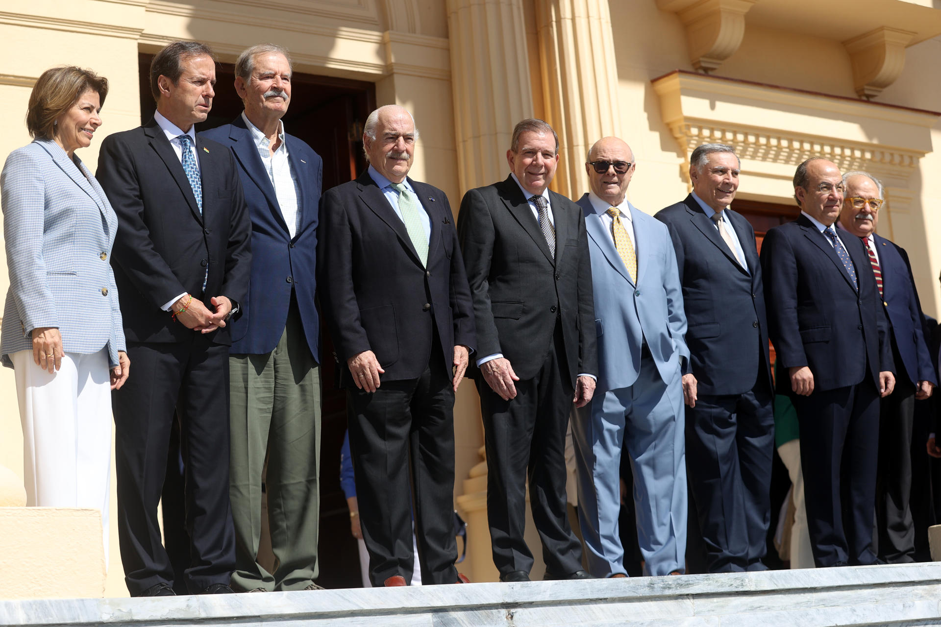 Desde la izquierda los expresidentes latinoamericanos, Laura Chinchilla (Costa Rica); Jorge Quiroga (Bolivia); Vicente Fox (México); Andrés Pastrana (Colombia); Hipólito Mejía (República Dominicana); Jamil Mahuad (Ecuador); Felipe Calderón (México) y el secretario general del Grupo Idea, el venezolano Asdrubal Aguiar (d), acompañan al líder opositor venezolano Edmundo González Urrutia (c) este jueves, en Santo Domingo (República Dominicana). EFE/ Orlando Barría