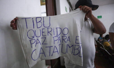 Un hombre desplazado por la violencia muestra una camiseta que pide paz para el Catatumbo, este sábado en la alcaldía de Cúcuta (Colombia). EFE/ Mario Caicedo