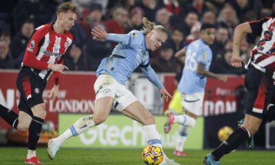 El delantero sueco del City Erling Haaland (c) en acción durante el partido de la Premier League que han jugado Brentford FC y Manchester City, en Londres. EFE/EPA/TOLGA AKMEN