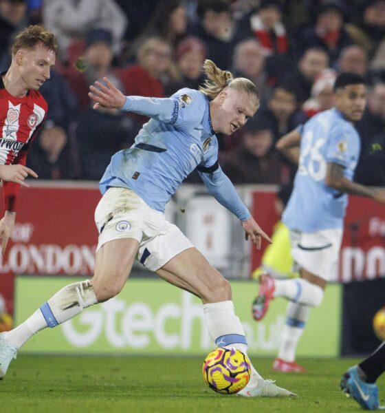 El delantero sueco del City Erling Haaland (c) en acción durante el partido de la Premier League que han jugado Brentford FC y Manchester City, en Londres. EFE/EPA/TOLGA AKMEN