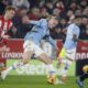 El delantero sueco del City Erling Haaland (c) en acción durante el partido de la Premier League que han jugado Brentford FC y Manchester City, en Londres. EFE/EPA/TOLGA AKMEN