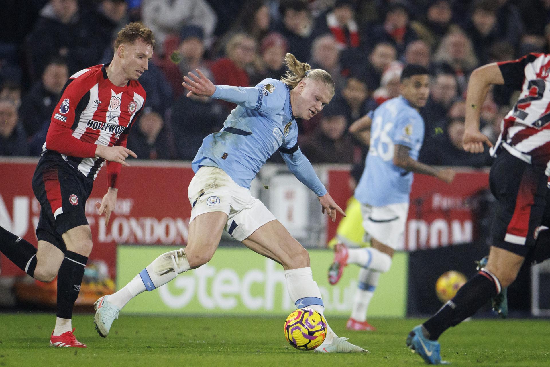 El delantero sueco del City Erling Haaland (c) en acción durante el partido de la Premier League que han jugado Brentford FC y Manchester City, en Londres. EFE/EPA/TOLGA AKMEN