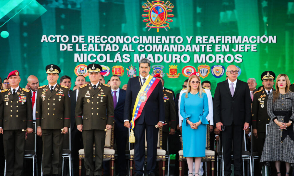 Fotografía cedida por el Palacio de Miraflores del líder chavista, Nicolás Maduro (c), durante un acto de Reconocimiento y Reafirmación de la Lealtad  este viernes, en Caracas (Venezuela).EFE/ Palacio de Miraflores