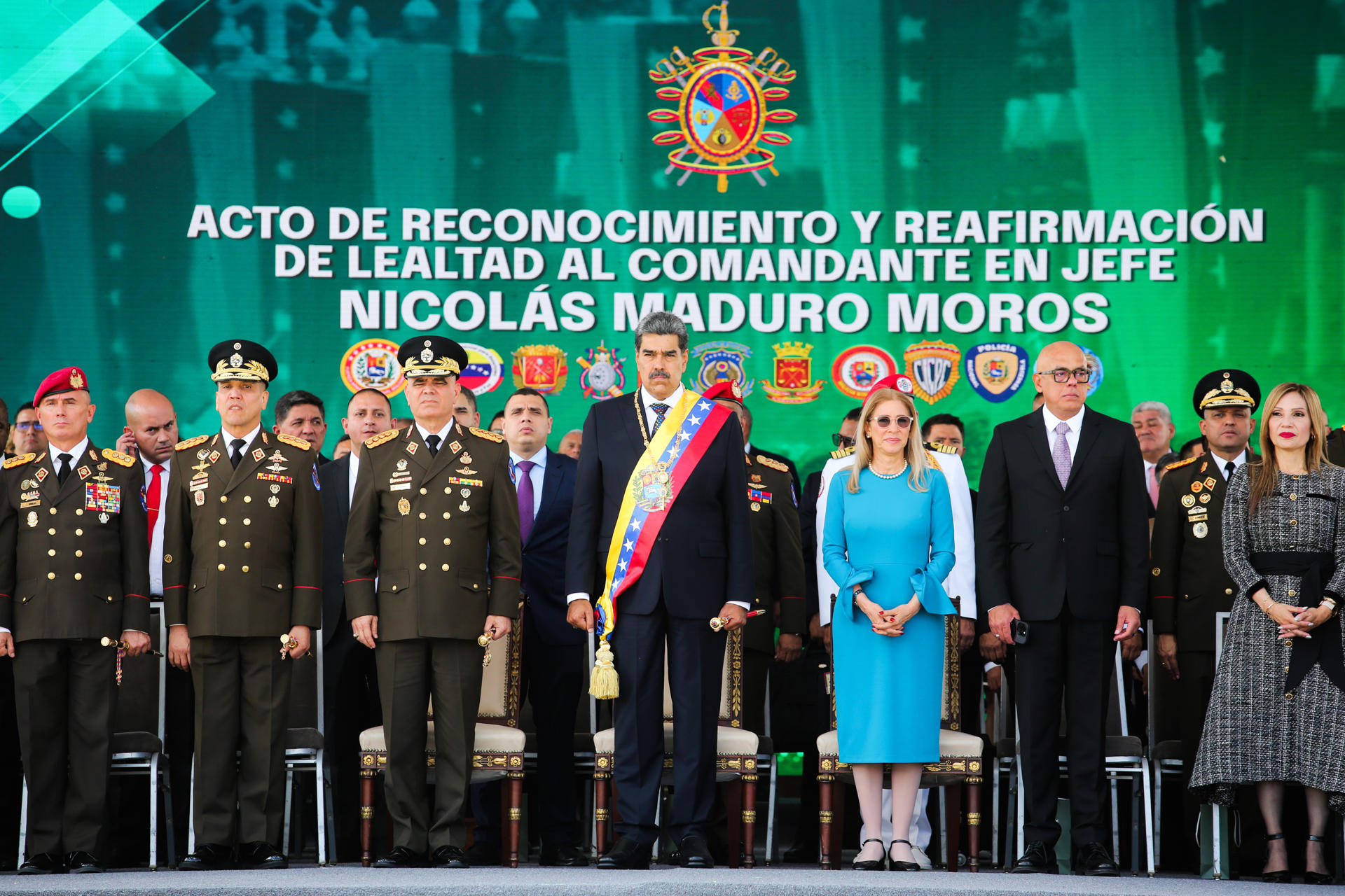 Fotografía cedida por el Palacio de Miraflores del líder chavista, Nicolás Maduro (c), durante un acto de Reconocimiento y Reafirmación de la Lealtad  este viernes, en Caracas (Venezuela).EFE/ Palacio de Miraflores