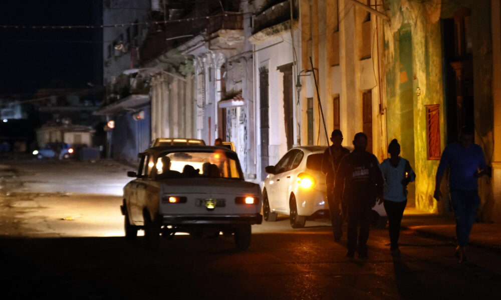 Fotografía de archivo de personas caminando por un sector sin servicio eléctrico a causa de los apagones en La Habana (Cuba). EFE/ Ernesto Mastrascusa