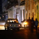 Fotografía de archivo de personas caminando por un sector sin servicio eléctrico a causa de los apagones en La Habana (Cuba). EFE/ Ernesto Mastrascusa