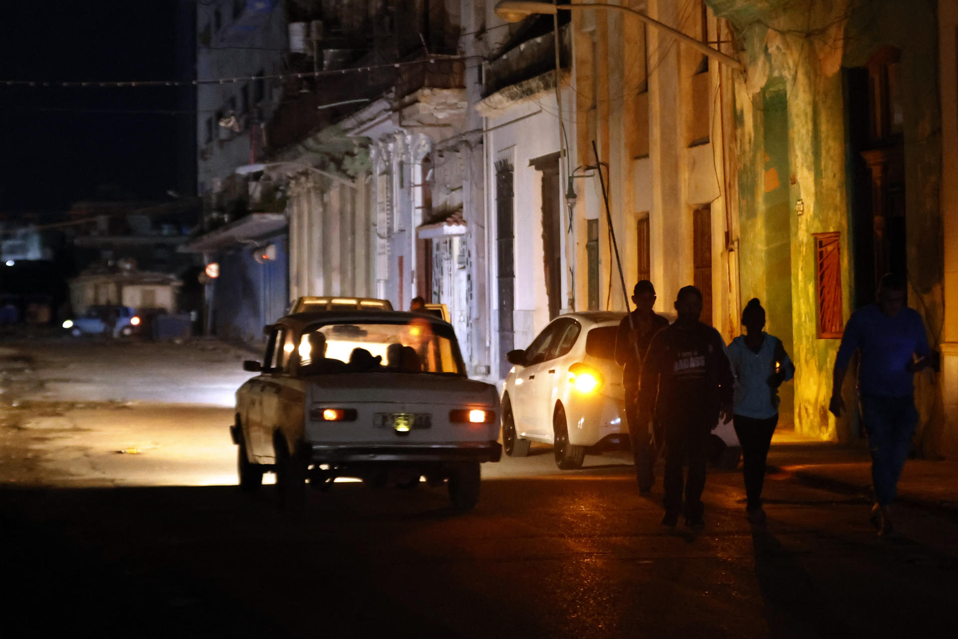 Fotografía de archivo de personas caminando por un sector sin servicio eléctrico a causa de los apagones en La Habana (Cuba). EFE/ Ernesto Mastrascusa