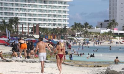 Turistas disfrutan de las playas del balneario de Cancún este miércoles, en Quintana Roo (México). EFE/ Alonso Cupul