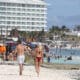 Turistas disfrutan de las playas del balneario de Cancún este miércoles, en Quintana Roo (México). EFE/ Alonso Cupul