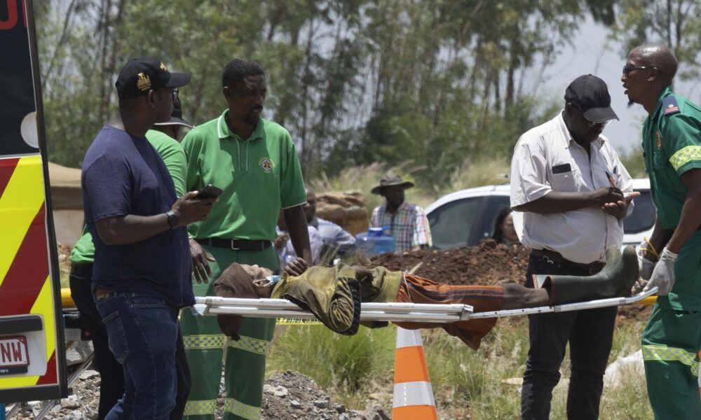 Un minero emancipado es trasladado en una camilla tras ser rescatado del subsuelo durante la operación oficial de rescate en un pozo de mina de oro desactivado en Stilfontein, alrededor de 150 kilómetros al suroeste de Johannesburgo, Sudáfrica, 14 de enero de 2025. Un tribunal sudafricano ha ordenado que comiencen los esfuerzos de rescate oficiales, ya que un número desconocido de mineros de oro ilegales, o Zama Zama, están atrapados bajo tierra, de los cuales 10 mineros han sido rescatados. El número de Zama Zama que han muerto bajo tierra ya ha alcanzado los 109, según un abogado de Lawyers for Human Rights. Los mineros están armados y forman parte de una operación de minería de oro más amplia dirigida por sindicatos, que a menudo utiliza minas de oro comerciales en desuso para buscar oro. (Sudáfrica, Johannesburgo) EFE/EPA/KIM LUDBROOK