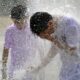 Dos jóvenes se refrescan en una fuente en Qingdao, en la provincia de Shandong (China), en una fotografía de archivo. EFE/Wu Hong