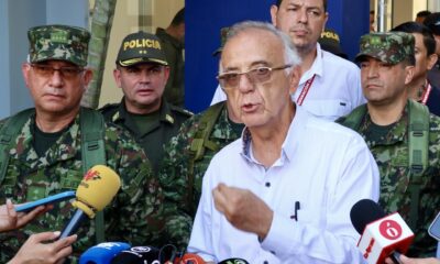 El ministro de Defensa de Colombia, Iván Velásquez (d), habla durante una rueda de prensa este domingo en Cúcuta (Colombia). EFE/ Mario Caicedo