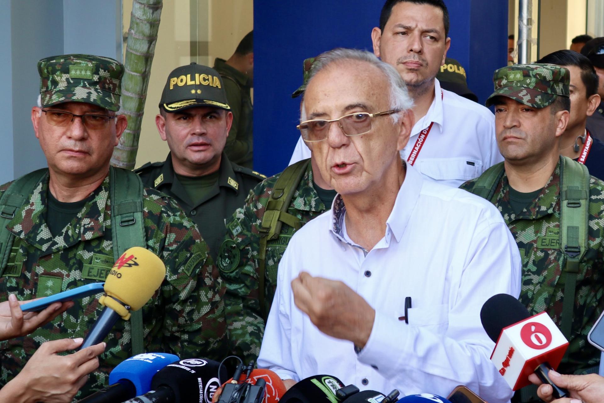 El ministro de Defensa de Colombia, Iván Velásquez (d), habla durante una rueda de prensa este domingo en Cúcuta (Colombia). EFE/ Mario Caicedo