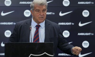 El presidente del FC Barcelona, Joan Laporta, durante la rueda de prensa en la que ha valorado, entre otros temas, la decisión del Consejo Superior de Deportes (CSD) de estimar la medida cautelar urgente solicitada por los atacantes Dani Olmo y Pau Víctor. EFE/Enric Fontcuberta