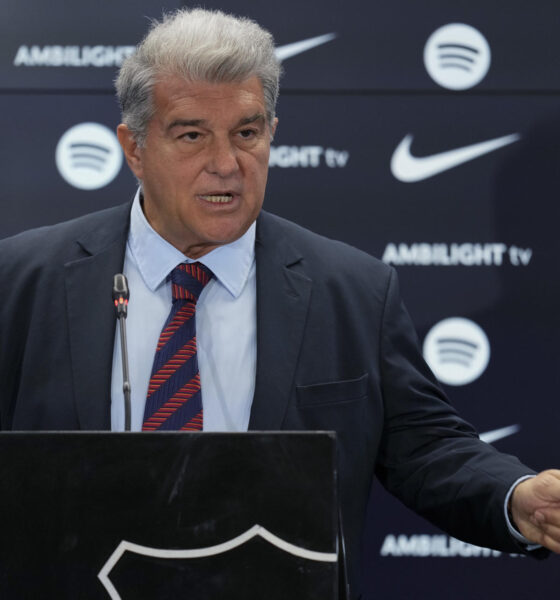 El presidente del FC Barcelona, Joan Laporta, durante la rueda de prensa en la que ha valorado, entre otros temas, la decisión del Consejo Superior de Deportes (CSD) de estimar la medida cautelar urgente solicitada por los atacantes Dani Olmo y Pau Víctor. EFE/Enric Fontcuberta