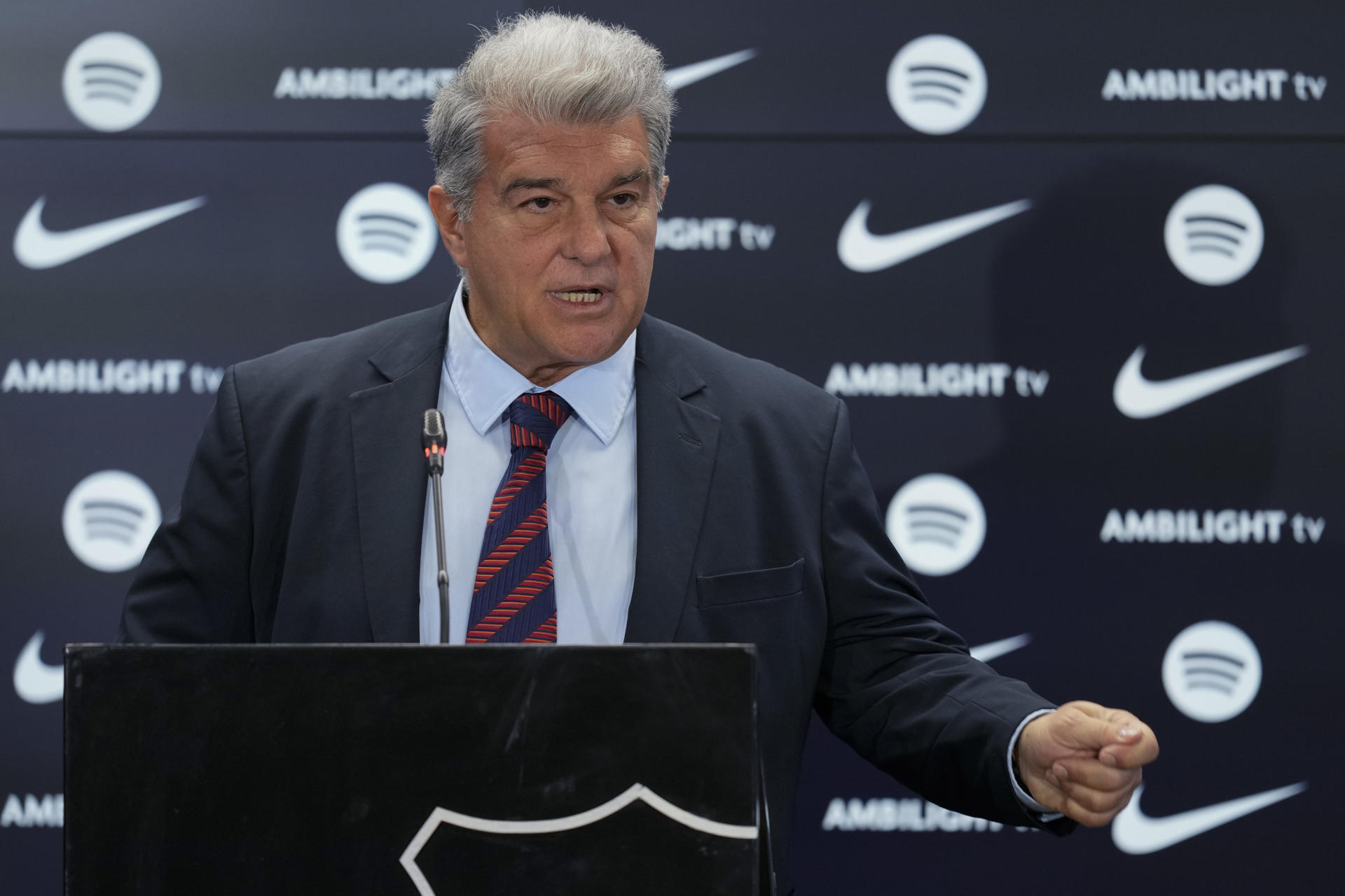 El presidente del FC Barcelona, Joan Laporta, durante la rueda de prensa en la que ha valorado, entre otros temas, la decisión del Consejo Superior de Deportes (CSD) de estimar la medida cautelar urgente solicitada por los atacantes Dani Olmo y Pau Víctor. EFE/Enric Fontcuberta