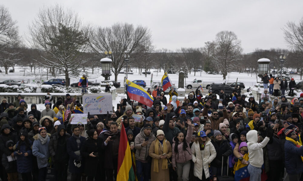 Simpatizantes del líder opositor venezolano Edmundo González Urrutia se reúnen este lunes, afuera del edificio principal de la organización en Washington DC (EE.UU.). EFE/ Lenin Nolly