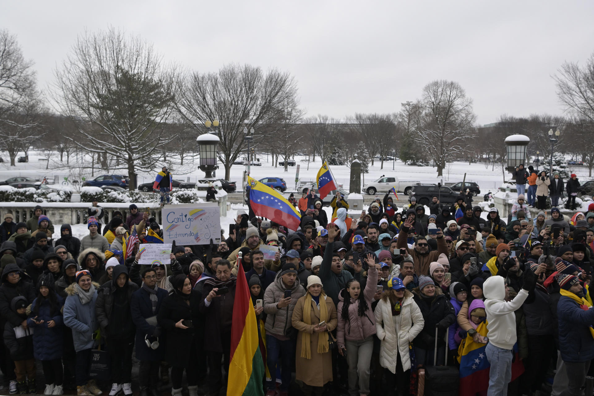 Simpatizantes del líder opositor venezolano Edmundo González Urrutia se reúnen este lunes, afuera del edificio principal de la organización en Washington DC (EE.UU.). EFE/ Lenin Nolly