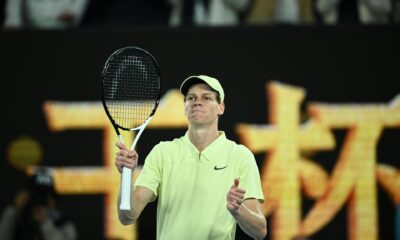 Jannik Sinner celebra su clasificación para las semifinales del Abierto de tenis de Australia tras ganar a Alex de iñaur. EFE/EPA/JOEL CARRETT AUSTRALIA AND NEW ZEALAND OUT