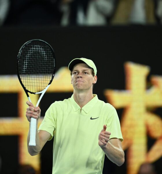 Jannik Sinner celebra su clasificación para las semifinales del Abierto de tenis de Australia tras ganar a Alex de iñaur. EFE/EPA/JOEL CARRETT AUSTRALIA AND NEW ZEALAND OUT