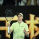 Jannik Sinner celebra su clasificación para las semifinales del Abierto de tenis de Australia tras ganar a Alex de iñaur. EFE/EPA/JOEL CARRETT AUSTRALIA AND NEW ZEALAND OUT