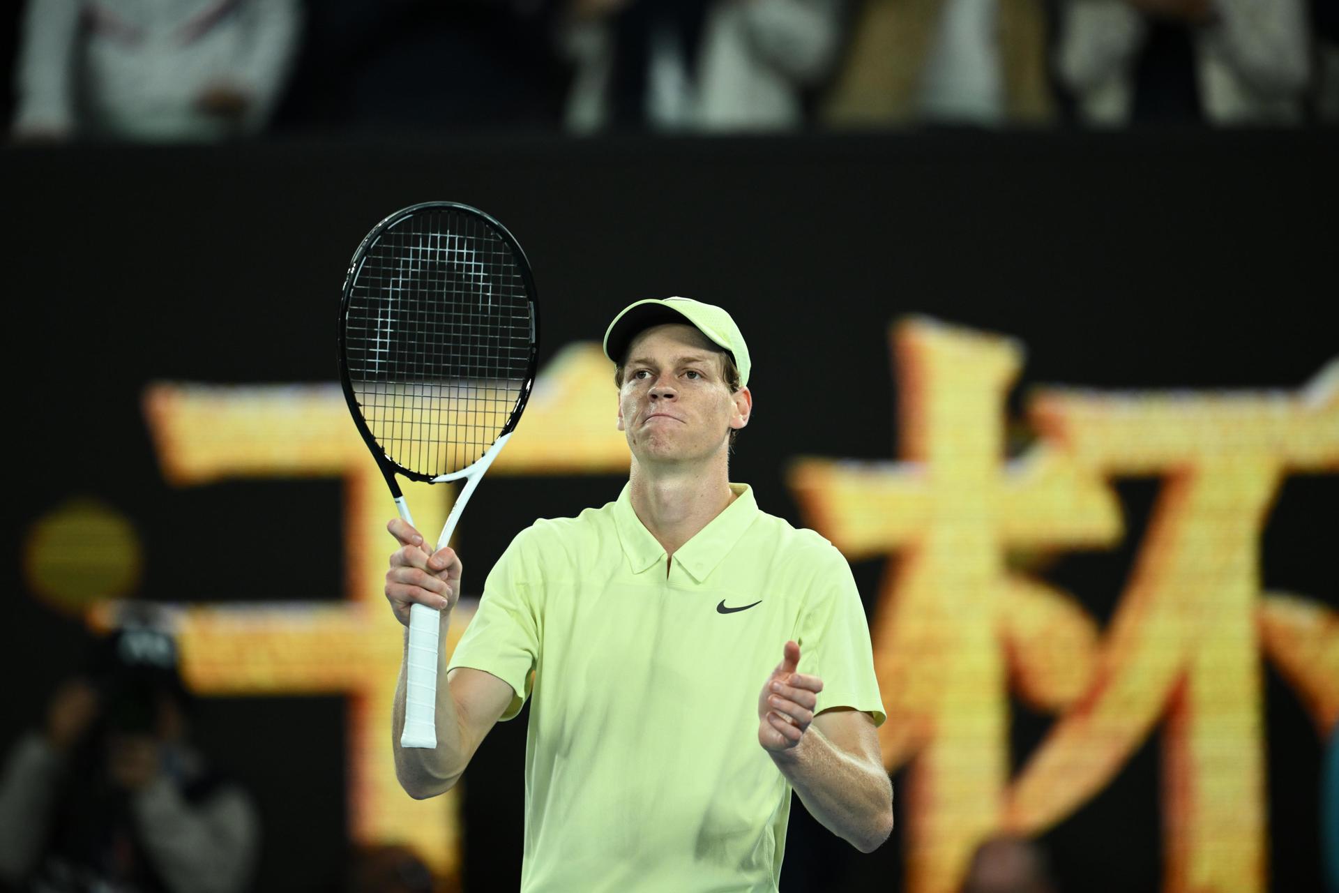 Jannik Sinner celebra su clasificación para las semifinales del Abierto de tenis de Australia tras ganar a Alex de iñaur. EFE/EPA/JOEL CARRETT AUSTRALIA AND NEW ZEALAND OUT