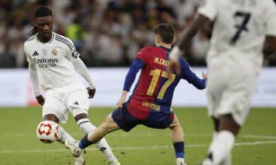 El centrocampista francés del Real Madrid Eduardo Camavinga (i) pelea un balón con el centrocampista del Barcelona Marc Casadó, durante el partido de la final de la Supercopa de España de fútbol entre el Real Madrid y el FC Barcelona, en Yeda, Arabia Saudí. EFE/ Alberto Estévez