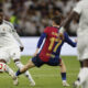 El centrocampista francés del Real Madrid Eduardo Camavinga (i) pelea un balón con el centrocampista del Barcelona Marc Casadó, durante el partido de la final de la Supercopa de España de fútbol entre el Real Madrid y el FC Barcelona, en Yeda, Arabia Saudí. EFE/ Alberto Estévez