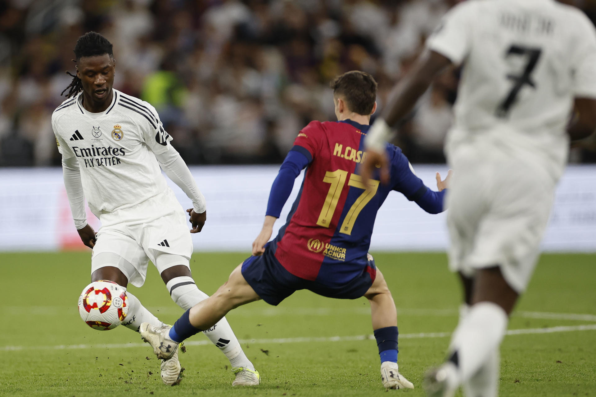 El centrocampista francés del Real Madrid Eduardo Camavinga (i) pelea un balón con el centrocampista del Barcelona Marc Casadó, durante el partido de la final de la Supercopa de España de fútbol entre el Real Madrid y el FC Barcelona, en Yeda, Arabia Saudí. EFE/ Alberto Estévez