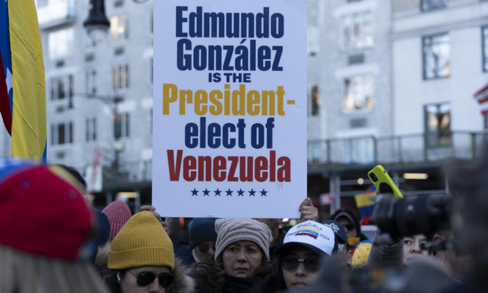 Venezolanos opositores participan de una manifestación en apoyo a la líder antichavista María Corina Machado y al líder opositor Edmundo González este jueves, frente a la estatua del libertador Simón Bolívar en el Central Park, en Nueva York (EE.UU.). EFE/ Ángel Colmenares