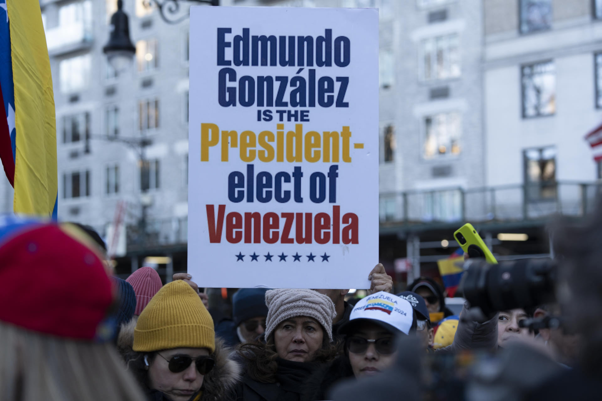 Venezolanos opositores participan de una manifestación en apoyo a la líder antichavista María Corina Machado y al líder opositor Edmundo González este jueves, frente a la estatua del libertador Simón Bolívar en el Central Park, en Nueva York (EE.UU.). EFE/ Ángel Colmenares