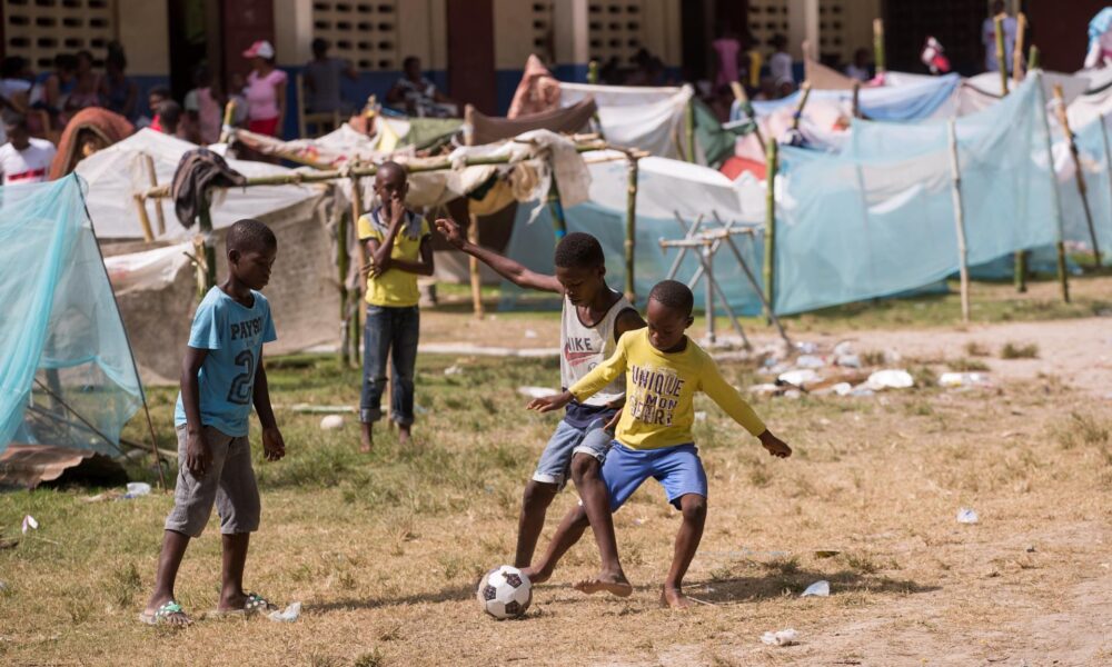 Niños jugando fútbol en un campamento para personas afectadas por el terremoto. EFE Archivo/Orlando Barría