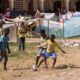 Niños jugando fútbol en un campamento para personas afectadas por el terremoto. EFE Archivo/Orlando Barría