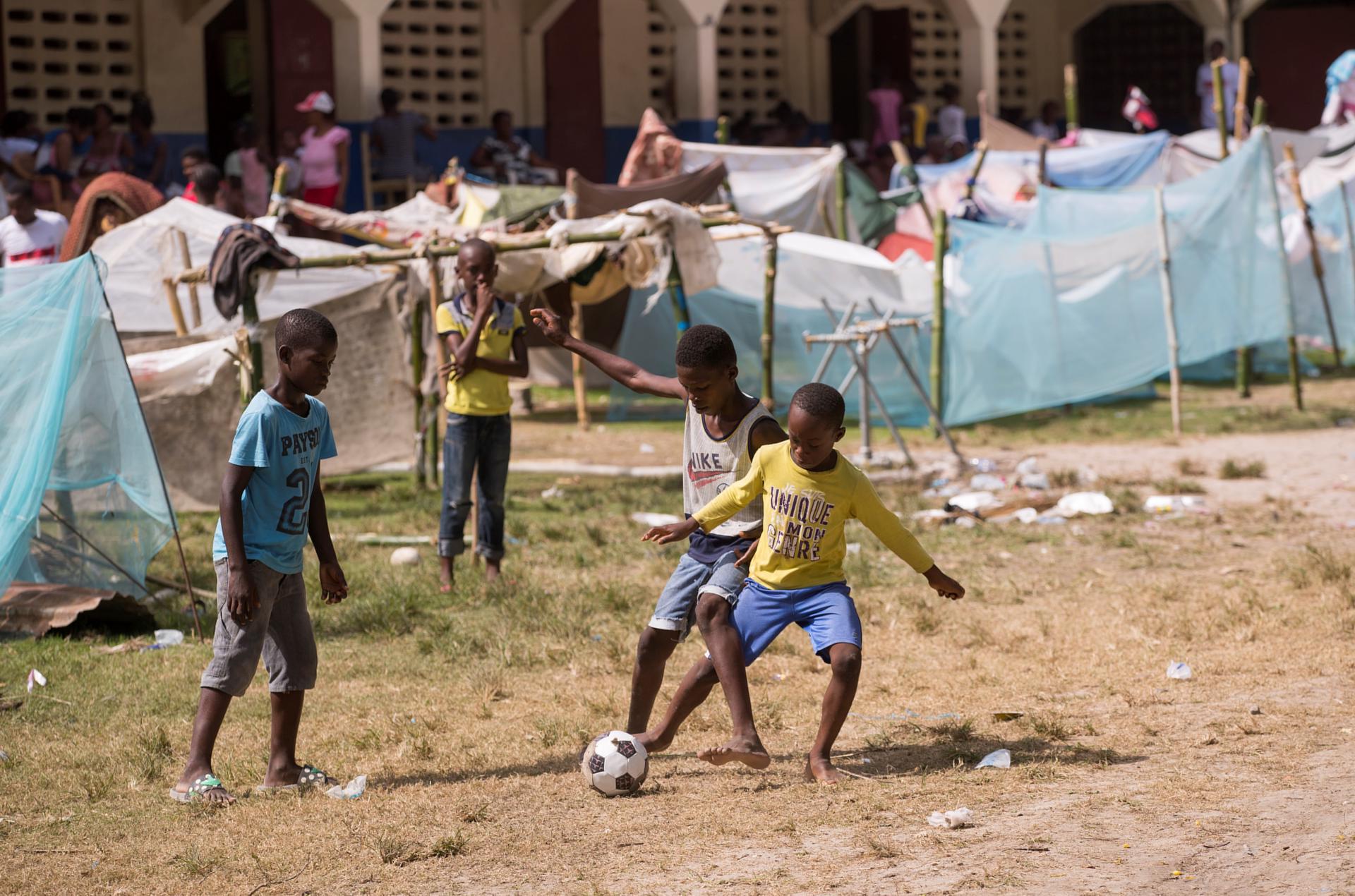 Niños jugando fútbol en un campamento para personas afectadas por el terremoto. EFE Archivo/Orlando Barría