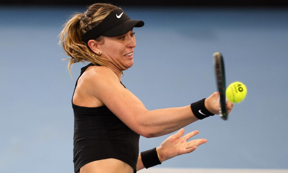 La tenista española Paula Badosa en acción durante su partido contra la estadounidense Peyton Stearns en el Adelaide International en el Memorial Drive Tennis Club en Adelaida, Australia. EFE/EPA/MATT TURNER