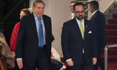 Fotografía tomada de la cuenta oficial de X del Ministerio de Relaciones Exteriores de República Dominicana donde se observa al lider opositor Edmundo González Urrutia (i) siendo recibido por el director de Ceremonial de Estado y Protocolo, el embajador de la República Dominicana Francisco José Cantizano Nadal, este miércoles, en Santo Domingo (República Dominicana). EFE/ @mirexrd