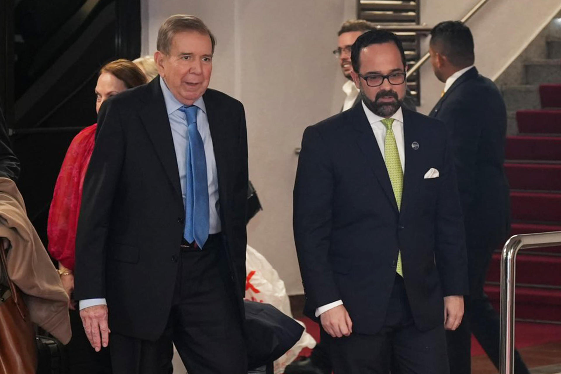 Fotografía tomada de la cuenta oficial de X del Ministerio de Relaciones Exteriores de República Dominicana donde se observa al lider opositor Edmundo González Urrutia (i) siendo recibido por el director de Ceremonial de Estado y Protocolo, el embajador de la República Dominicana Francisco José Cantizano Nadal, este miércoles, en Santo Domingo (República Dominicana). EFE/ @mirexrd